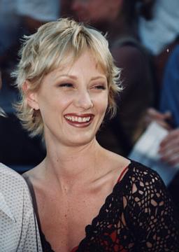 contact premiere.jpg (15134 bytes)