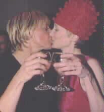 fashion_smooch.jpg (6029 bytes)